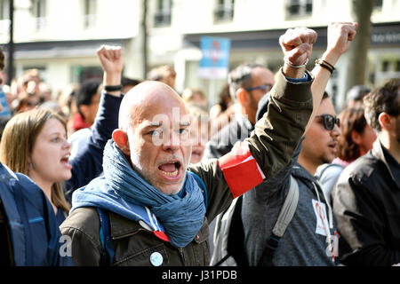 Paris, France. 1er mai 2017. Les gens crient des slogans lors d'une marche annuelle pour la Journée internationale du travail à Paris, capitale de la France, le 1 mai 2017. Crédit : Chen Yichen/Xinhua/Alamy Live News Banque D'Images