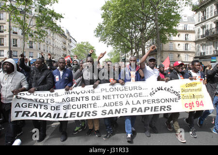 Les gens prennent part à l'absence de Le Pen manifestation contre l'extrême-droite Marine Le Pen du Front National (FN) le 1th, 2017. Les Français revenir à l'interrogation à la deuxième ronde en une semaine le 7 mai 2017 pour élire leur prochain président. Banque D'Images