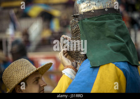 Barcelone, Catalogne, Espagne. 1er mai 2017. Un chevalier de l'Ukraine de l'équipe obtient son rchecked historique armou recréé par un 'marshal' avant d'entrer dans l'arène de lutte au jour 3 du Championnat du Monde en batailles médiéval historique, "Bataille des Nations", à Barcelone. Credit : Matthias Rickenbach/ZUMA/Alamy Fil Live News Banque D'Images