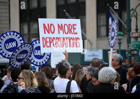 New York, USA. 1er mai 2017. Des gens aux signes en un premier mai dans la ville de New York. Crédit : Christopher Penler/Alamy Live News Banque D'Images