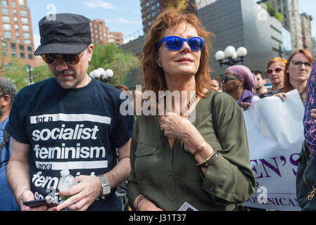 New York, NY 1 mai 2017 - L'acteur et activiste politique, Susan Sarandon dans un premier mai dans la région de Union Square Park. ©Stacy Walsh Rosenstock/Alamy Live News Banque D'Images