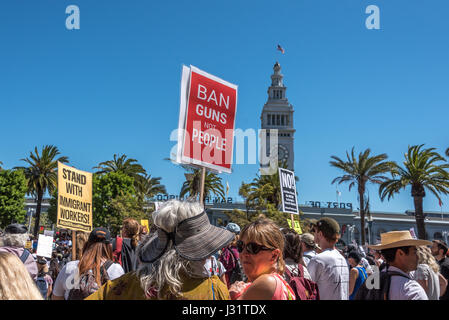 San Francisco, Californie, USA. 1er mai 2017. Les manifestants se rassemblent à Justin Herman Plaza San Francisco par le Ferry Building pour un rassemblement devant la "journée sans immigrés" de mars. Des milliers ont descendu la rue du Marché au Civic Center Plaza, à l'événement, pour protester contre les politiques d'immigration Donald Trump. Plus de 40 villes des États-Unis a tenu des événements similaires le 1 mai pour coïncider avec la Journée internationale du Travail ou jour de mai. Credit : Shelly Rivoli/Alamy Live News Banque D'Images