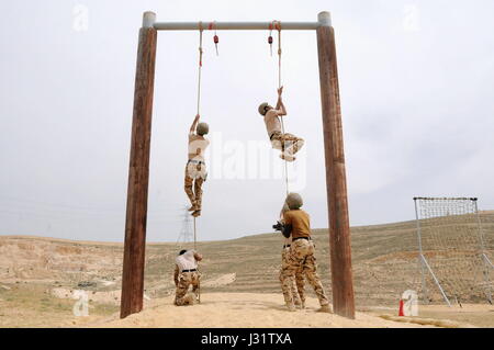 Amman, Jordanie. 1er mai 2017. Les soldats participent à la 'mort' correspondent sur le deuxième jour de la neuvième édition annuelle du concours Guerrier au Roi Abdullah II Centre de formation d'opérations spéciales à Amman, Jordanie, le 1er mai 2017. L'événement a débuté le dimanche avec la participation de militaires d'élite, forces spéciales, la lutte contre le terrorisme et les agents d'application de la loi avec 32 équipes de 17 pays. Credit : Shen Yang/Xinhua/Alamy Live News Banque D'Images