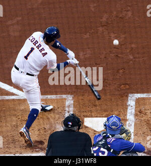 Houston, TX, USA. 1er mai 2017. Astros de Houston shortstop Carlos Correa (1) balançoires à un intervalle dans la première manche au cours de la MLB match entre les Rangers du Texas et les Astros de Houston au Minute Maid Park de Houston, TX. John Glaser/CSM/Alamy Live News Banque D'Images