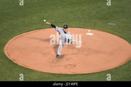 Boston, Massachusetts, USA. Apr 27, 2017. Masahiro Tanaka (Yankees) : MLB New York Yankees à partir lanceur Masahiro Tanaka emplacements au cours de la Major League Baseball match contre les Red Sox de Boston au Fenway Park à Boston, Massachusetts, United States . Credit : AFLO/Alamy Live News Banque D'Images