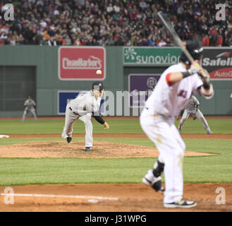 Boston, Massachusetts, USA. Apr 27, 2017. Masahiro Tanaka (Yankees) : MLB New York Yankees à partir lanceur Masahiro Tanaka emplacements au cours de la Major League Baseball match contre les Red Sox de Boston au Fenway Park à Boston, Massachusetts, United States . Credit : AFLO/Alamy Live News Banque D'Images