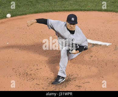 Boston, Massachusetts, USA. Apr 27, 2017. Masahiro Tanaka (Yankees) : MLB New York Yankees à partir lanceur Masahiro Tanaka emplacements au cours de la Major League Baseball match contre les Red Sox de Boston au Fenway Park à Boston, Massachusetts, United States . Credit : AFLO/Alamy Live News Banque D'Images