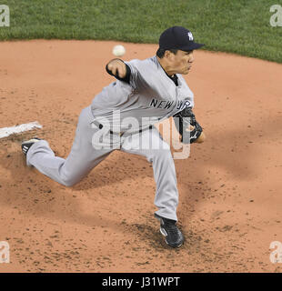 Boston, Massachusetts, USA. Apr 27, 2017. Masahiro Tanaka (Yankees) : MLB New York Yankees à partir lanceur Masahiro Tanaka emplacements au cours de la Major League Baseball match contre les Red Sox de Boston au Fenway Park à Boston, Massachusetts, United States . Credit : AFLO/Alamy Live News Banque D'Images