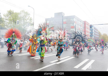 Seattle, USA. 01 mai, 2017. Un danseur de l'Atl Ce groupe Tonalli souffle un coquillage klaxon comme il dirige le 24 mai pour les travailleurs immigrants et Mars l'homme par le District central de Seattle Center. Dans l'air est la fumée produite par un brûleur d'encens. Les organisateurs ont appelé à une grève générale sur la Journée internationale du travail dans la solidarité à l'égard des activités coordonnées dans les collectivités à l'Etat de Washington et dans le monde. Crédit : Paul Gordon/Alamy Live News Banque D'Images