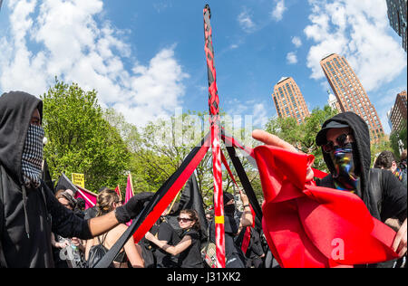 New York, USA. 01 mai, 2017. New York, NY 1 mai 2017 - La danse anarchistes autour d'un mât à un jour/Mai Journée internationale des travailleurs rassemblement à Union Square Park. Credit : Stacy Walsh Rosenstock/Alamy Live News Banque D'Images