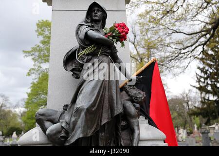 Chicago. 4 mai, 1886. Photo prise le 1 mai 2017, Monument des martyrs de Haymarket montre à Chicago, aux États-Unis. Le monument a été fixé pour commémorer l'affaire de Haymarket, qui s'est produit à Chicago, le 4 mai 1886, quand une bombe a explosé près de Haymarket Square après l'arrivée de la police pour disperser une manifestation, organisée en faveur de la grève pour les travailleurs d'une journée de huit heures. Credit : Wang Ping/Xinhua/Alamy Live News Banque D'Images