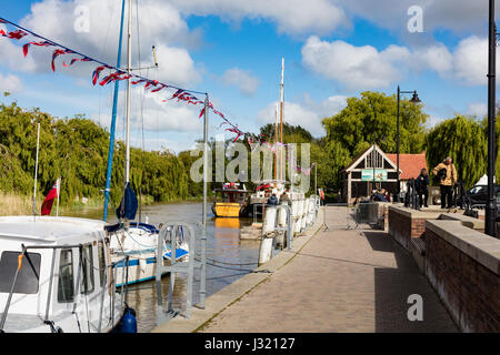 Sandwich, Kent, UK. 1er mai 2017. UK Météo Nouvelles. À la fin de la journée de mai 1940 de la Banque mondiale sur la rivière Stour, enfin le soleil perce les nuages et ce qui a été un jour froid et averses se réchauffe, tout comme les visiteurs et véhicules militaires à la maison. Crédit : Richard Donovan/Alamy Live News Banque D'Images