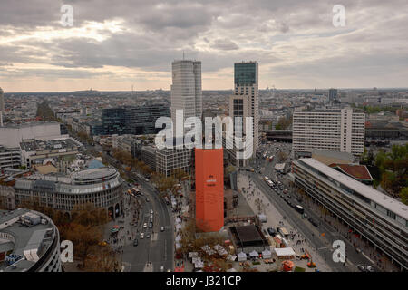 Berlin, Allemagne. Apr 20, 2017. L'hôtel 'Motel' (à gauche) et Waldorf Astoria (à droite) à la gare Bahnhof Zoo, le 20 avril 2017. Photo : Photo de l'alliance/Robert Schlesinger | worldwide/dpa/Alamy Live News Banque D'Images