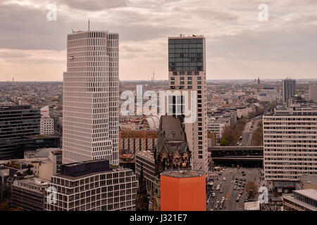 Berlin, Allemagne. Apr 20, 2017. L'hôtel 'Motel' (à gauche) et Waldorf Astoria (à droite) à la gare Bahnhof Zoo, le 20 avril 2017. Photo : Photo de l'alliance/Robert Schlesinger | worldwide/dpa/Alamy Live News Banque D'Images