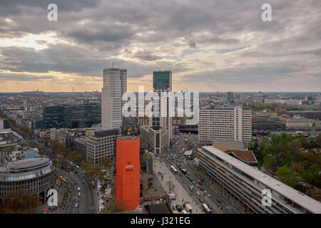 Berlin, Allemagne. Apr 20, 2017. L'hôtel 'Motel' (à gauche) et Waldorf Astoria (à droite) à la gare Bahnhof Zoo, le 20 avril 2017. Photo : Photo de l'alliance/Robert Schlesinger | worldwide/dpa/Alamy Live News Banque D'Images