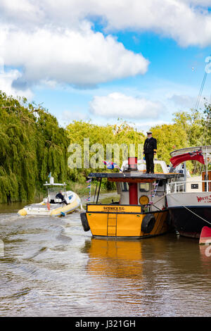 Sandwich, Kent, UK. 1er mai 2017. UK Météo Nouvelles. À la fin de la journée de mai 1940 de la Banque mondiale sur la rivière Stour, enfin le soleil perce les nuages et ce qui a été un jour froid et averses se réchauffe, tout comme les visiteurs et véhicules militaires à la maison. Crédit : Richard Donovan/Alamy Live News Banque D'Images