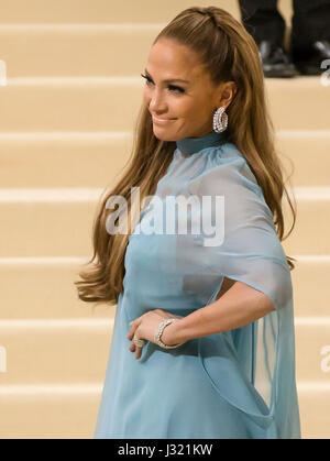 New York, USA. 1er mai 2017. Jennifer Lopez participe à la 'Rei Kawakubo/Comme des Garçons : Art de The In-Between' Costume Institute Gala au Metropolitan Museum of Art Crédit : Ovidiu Hrubaru/Alamy Live News Banque D'Images