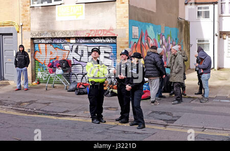 Brighton, UK. 2 mai, 2017. En dehors de la police l'Université de Brighton est l'ancien bâtiment de la rue du cirque aujourd'hui où les squatters ont été expulsés de . Le bâtiment fait partie d'un projet de régénération dans le centre-ville et a été vide pendant un moment Crédit : Simon Dack/Alamy Live News Banque D'Images