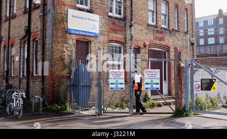 Brighton, UK. 2 mai, 2017. Les squatters ont été expulsés de l'Université de Brighton est l'ancien bâtiment de la rue du cirque aujourd'hui. Le bâtiment fait partie d'un projet de régénération dans le centre-ville et a été vide pendant un moment Crédit : Simon Dack/Alamy Live News Banque D'Images