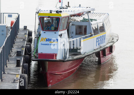 Gravesend, Kent, UK. 2 mai, 2017. Un nouvel opérateur et de voile ont pris en charge l'historique de service de traversier sur la Tamise entre Tilbury et Gravesend aujourd'hui. Swift Thames, sur la photo à l'arrivée ou au départ de Gravesend town pier ponton, est le nom du nouveau ferry. Rob Powell/Alamy Live News Banque D'Images