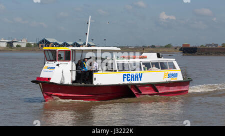 Gravesend, Kent, UK. 2 mai, 2017. Un nouvel opérateur et de voile ont pris en charge l'historique de service de traversier sur la Tamise entre Tilbury et Gravesend aujourd'hui. Swift Thames, sur la photo à l'arrivée ou au départ de Gravesend town pier ponton, est le nom du nouveau ferry. Rob Powell/Alamy Live News Banque D'Images