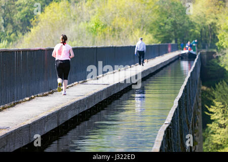 Les gens au-dessus du site du patrimoine mondial de l'UNESCO sur l'Aqueduc de Pontcysyllte de Llangollen Canal qui traverse la rivière Dee dans le Nord du Pays de Galles Banque D'Images