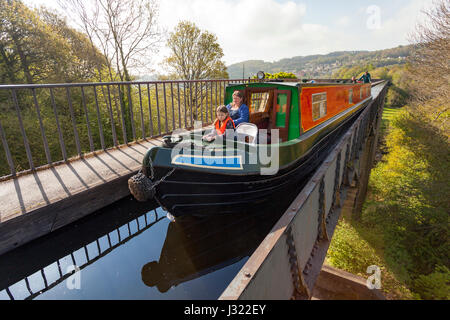 Les gens au-dessus du site du patrimoine mondial de l'UNESCO sur l'Aqueduc de Pontcysyllte de Llangollen Canal qui traverse la rivière Dee dans le Nord du Pays de Galles Banque D'Images