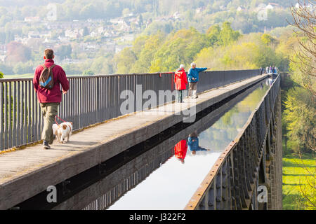 Les gens au-dessus du site du patrimoine mondial de l'UNESCO sur l'Aqueduc de Pontcysyllte de Llangollen Canal qui traverse la rivière Dee dans le Nord du Pays de Galles Banque D'Images