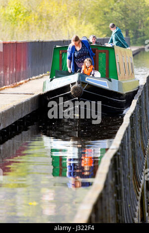 Les gens au-dessus du site du patrimoine mondial de l'UNESCO sur l'Aqueduc de Pontcysyllte de Llangollen Canal qui traverse la rivière Dee dans le Nord du Pays de Galles Banque D'Images