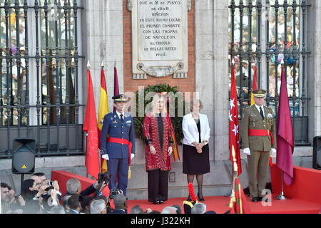 Marid, Espagne. 2 mai, 2017. Cristina Cifuentes et Manuela Carmena lors de célébration du jour de la Communauté de Madrid au Real Casa de Correos, Madrid. 02/05/2017 Credit : Gtres más información en ligne Comuniación,S.L./Alamy Live News Banque D'Images