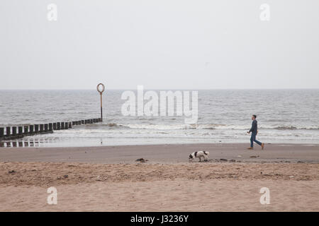 Edinburgh, Ecosse, Royaume-Uni. 2 mai, 2017. Les gens qui marchent sur les chiens rive sablonneuse de la plage de Portobello à Édimbourg, Écosse, Royaume-Uni. Météo : un formulaire de démarrage plutôt nuageux avec quelques plus légère bruine sur l'Est des collines, mais un peu de soleil sur Galloway, et éclaircies ailleurs par l'après-midi avec peut-être un cas isolé d'une douche. Au chaud dans l'ouest, près de la côte est du refroidisseur. Crédit : Gabriela Antosova/Alamy Live News Banque D'Images