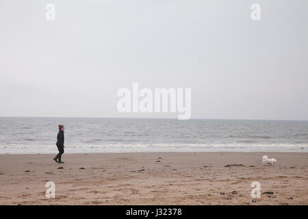 Edinburgh, Ecosse, Royaume-Uni. 2 mai, 2017. Les gens qui marchent sur les chiens rive sablonneuse de la plage de Portobello à Édimbourg, Écosse, Royaume-Uni. Météo : un formulaire de démarrage plutôt nuageux avec quelques plus légère bruine sur l'Est des collines, mais un peu de soleil sur Galloway, et éclaircies ailleurs par l'après-midi avec peut-être un cas isolé d'une douche. Au chaud dans l'ouest, près de la côte est du refroidisseur. Crédit : Gabriela Antosova/Alamy Live News Banque D'Images