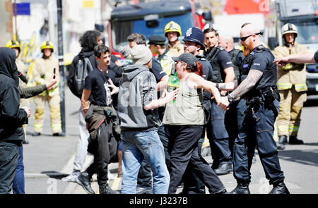 Brighton, UK. 2 mai, 2017. Les squatters de la police et le personnel de sécurité stand off à l'Université de Brighton l'édifice de la rue du cirque . Le bâtiment fait partie d'un projet de régénération dans le centre-ville et a été vide pendant un moment Crédit : Simon Dack/Alamy Live News Banque D'Images