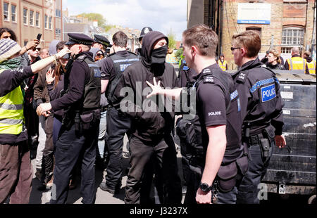 Brighton, UK. 2 mai, 2017. Les squatters face à la police à l'Université de Brighton l'édifice de la rue du cirque . Le bâtiment fait partie d'un projet de régénération dans le centre-ville et a été vide pendant un moment Crédit : Simon Dack/Alamy Live News Banque D'Images