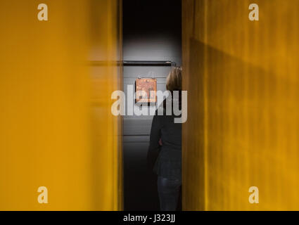 Une femme regarde un icône de la fin du xixe siècle la propriété de Rainer Maria Rilke sur l'affichage dans la littérature moderne de l'Archive Literare Museum de Marbach am Neckar, Allemagne, le 2 mai 2017. Le musée accueille une exposition intitulée "Rilke et la Russie" qui thematizes le poète allemand's deux visites en Russie. Le spectacle est ouvert entre le 3 mai et le 6 août 2017. Photo : Marijan Murat/dpa Banque D'Images