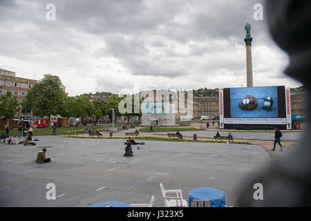 Stuttgart, Allemagne. 2 mai, 2017. Les internautes regardent les films d'animation sur un grand écran LED dans le centre de Stuttgart, Allemagne, le 2 mai 2017. La ville accueille le Festival du Film d'animation pour six jours. Le festival est maintenant dans sa 24e année. Autour de 80 000 amateurs de cinéma et de décideurs sont attendus dans la ville. Dpa : Crédit photo alliance/Alamy Live News Banque D'Images