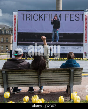 Stuttgart, Allemagne. 2 mai, 2017. Les internautes regardent les films d'animation sur un grand écran LED dans le centre de Stuttgart, Allemagne, le 2 mai 2017. La ville accueille le Festival du Film d'animation pour six jours. Le festival est maintenant dans sa 24e année. Autour de 80 000 amateurs de cinéma et de décideurs sont attendus dans la ville. Dpa : Crédit photo alliance/Alamy Live News Banque D'Images