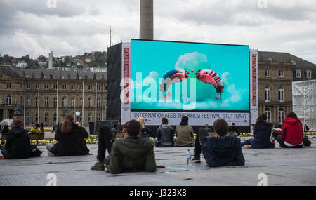 Stuttgart, Allemagne. 2 mai, 2017. Les internautes regardent les films d'animation sur un grand écran LED dans le centre de Stuttgart, Allemagne, le 2 mai 2017. La ville accueille le Festival du Film d'animation pour six jours. Le festival est maintenant dans sa 24e année. Autour de 80 000 amateurs de cinéma et de décideurs sont attendus dans la ville. Dpa : Crédit photo alliance/Alamy Live News Banque D'Images