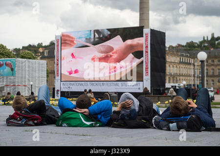 Stuttgart, Allemagne. 2 mai, 2017. Les internautes regardent les films d'animation sur un grand écran LED dans le centre de Stuttgart, Allemagne, le 2 mai 2017. La ville accueille le Festival du Film d'animation pour six jours. Le festival est maintenant dans sa 24e année. Autour de 80 000 amateurs de cinéma et de décideurs sont attendus dans la ville. Dpa : Crédit photo alliance/Alamy Live News Banque D'Images