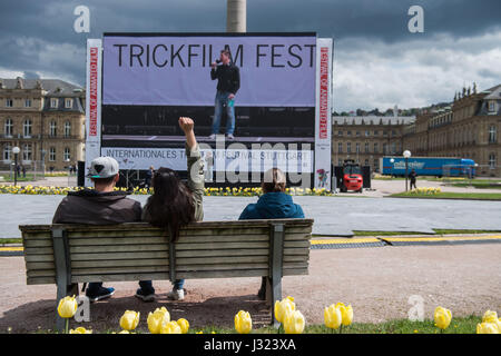 Stuttgart, Allemagne. 2 mai, 2017. Les internautes regardent les films d'animation sur un grand écran LED dans le centre de Stuttgart, Allemagne, le 2 mai 2017. La ville accueille le Festival du Film d'animation pour six jours. Le festival est maintenant dans sa 24e année. Autour de 80 000 amateurs de cinéma et de décideurs sont attendus dans la ville. Dpa : Crédit photo alliance/Alamy Live News Banque D'Images