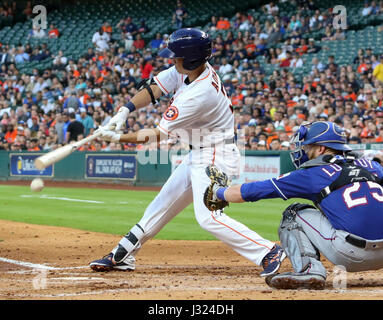 Houston, TX, USA. 1er mai 2017. Le voltigeur des Houston Astros Norichika Aoki (3) balançoires à un intervalle au cours de la MLB match entre les Rangers du Texas et les Astros de Houston au Minute Maid Park de Houston, TX. John Glaser/CSM/Alamy Live News Banque D'Images