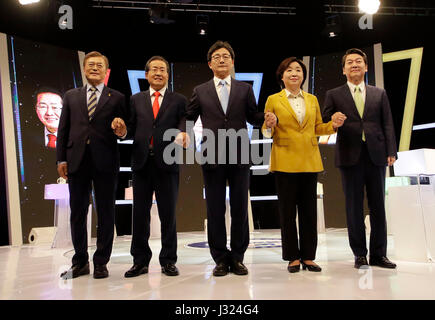 Séoul, Corée du Sud. 2 mai, 2017. Les candidats aux élections présidentielles de la Corée du Sud (à partir de L-R) : Moon Jae-in du Parti démocratique de Corée, Hong Joon-pyo de la liberté partie Corée, Yoo Seong-min de la partie Bareun, Sim Sang-jung du Parti de la Justice et de l'Ahn Cheol-soo de la partie, prendre des photos avant un débat télévisé pour la prochaine élection présidentielle le 9 mai à Séoul le 2 mai 2017. Source : Xinhua/Alamy Live News Banque D'Images