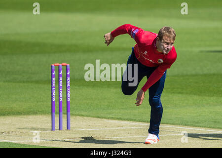 Londres, Royaume-Uni. 2 mai, 2017. Neil Wagner bowling d'Essex. Surrey v dans l'Essex London Royal Tasse de jour à l'ovale dans le sud de Londres. Crédit : David Rowe/Alamy Live News Banque D'Images