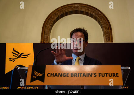 Londres, Royaume-Uni. 2 mai, 2017. Porte-parole de l'Union européenne libéral-démocrate Nick Clegg fait sa première intervention de la campagne électorale, exposant la position du parti sur l'Europe et Brexit avant les élections générales de 2017. Photo : Images éclatantes/Alam Live News Banque D'Images