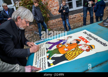 Schwerin, Allemagne. 2 mai, 2017. Holstoe Jes du Danemark, qui a joué l'adolescent Borge dans le crime danois populaires comédies du Olsen Gang, signe une affiche de film lors de l'ouverture d'une exposition sur l'histoire du cinéma de la Olsen Gang à Schwerin, Allemagne, le 2 mai 2017. La piste utilisée une Chevrolet Bel Air de 1959 dans plusieurs de leurs films. 60 ans Holtsoe non seulement d'ouvrir l'exposition sur les Olsen Gang films, qui ont été particulièrement populaires en Allemagne de l'Est. Dpa : Crédit photo alliance/Alamy Live News Banque D'Images