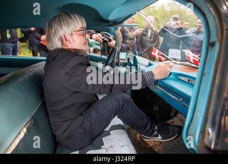 Schwerin, Allemagne. 2 mai, 2017. Holstoe Jes du Danemark, qui a joué l'adolescent Borge dans le crime danois populaires comédies du Olsen Gang, signe la planche de bord d'une version identique de la voiture utilisée dans les films au cours de l'ouverture d'une exposition sur l'histoire du cinéma de la Olsen Gang à Schwerin, Allemagne, le 2 mai 2017. La piste utilisée une Chevrolet Bel Air de 1959 dans plusieurs de leurs films. 60 ans Holtsoe non seulement d'ouvrir l'exposition sur les Olsen Gang films, qui ont été particulièrement populaires en Allemagne de l'Est. Dpa : Crédit photo alliance/Alamy Live News Banque D'Images