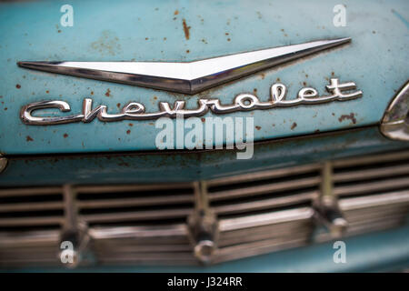 Schwerin, Allemagne. 2 mai, 2017. Une Chevrolet Bel Air de 1959 peut être vu lors de l'ouverture d'une exposition sur l'histoire du cinéma de la Olsen Gang à Schwerin, Allemagne, le 2 mai 2017. La piste utilisée une Chevrolet Bel Air de 1959 dans plusieurs de leurs films. 60-year-old Jes Holtsoe, qui a joué l'adolescent Borge dans le crime danois populaires comédies du Olsen Gang, non seulement d'ouvrir l'exposition sur les Olsen Gang films, qui ont été particulièrement populaires en Allemagne de l'Est. Dpa : Crédit photo alliance/Alamy Live News Banque D'Images