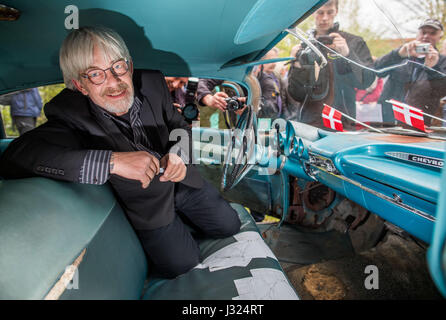 Schwerin, Allemagne. 2 mai, 2017. Holstoe Jes du Danemark, qui a joué l'adolescent Borge dans le crime danois populaires comédies du Olsen Gang, signe la planche de bord d'une version identique de la voiture utilisée dans les films au cours de l'ouverture d'une exposition sur l'histoire du cinéma de la Olsen Gang à Schwerin, Allemagne, le 2 mai 2017. La piste utilisée une Chevrolet Bel Air de 1959 dans plusieurs de leurs films. 60 ans Holtsoe non seulement d'ouvrir l'exposition sur les Olsen Gang films, qui ont été particulièrement populaires en Allemagne de l'Est. Dpa : Crédit photo alliance/Alamy Live News Banque D'Images