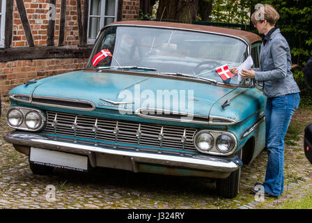 Schwerin, Allemagne. 2 mai, 2017. Une Chevrolet Bel Air de 1959 est décoré de drapeaux danois lors de l'ouverture d'une exposition sur l'histoire du cinéma de la Olsen Gang à Schwerin, Allemagne, le 2 mai 2017. La piste utilisée une Chevrolet Bel Air de 1959 dans plusieurs de leurs films. 60-year-old Jes Holtsoe, qui a joué l'adolescent Borge dans le crime danois populaires comédies du Olsen Gang, non seulement d'ouvrir l'exposition sur les Olsen Gang films, qui ont été particulièrement populaires en Allemagne de l'Est. Dpa : Crédit photo alliance/Alamy Live News Banque D'Images