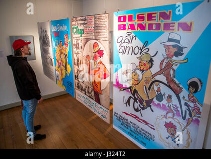 Schwerin, Allemagne. 2 mai, 2017. Un visiteur regarde des affiches de cinéma historique à une exposition spéciale sur l'histoire du cinéma de la Olsen Gang à Schwerin, Allemagne, le 2 mai 2017. 60-year-old Jes Holtsoe, qui a joué l'adolescent Borge dans le crime danois populaires comédies du Olsen Gang, non seulement d'ouvrir l'exposition sur les Olsen Gang films, qui ont été particulièrement populaires en Allemagne de l'Est. Dpa : Crédit photo alliance/Alamy Live News Banque D'Images